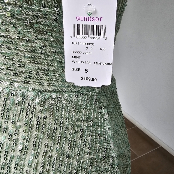 Windsor ✦ Mint Sequin Halter Gown ✦ Keyhole Cutout w/ High Slit & Built-In Bra S - Picture 14 of 17